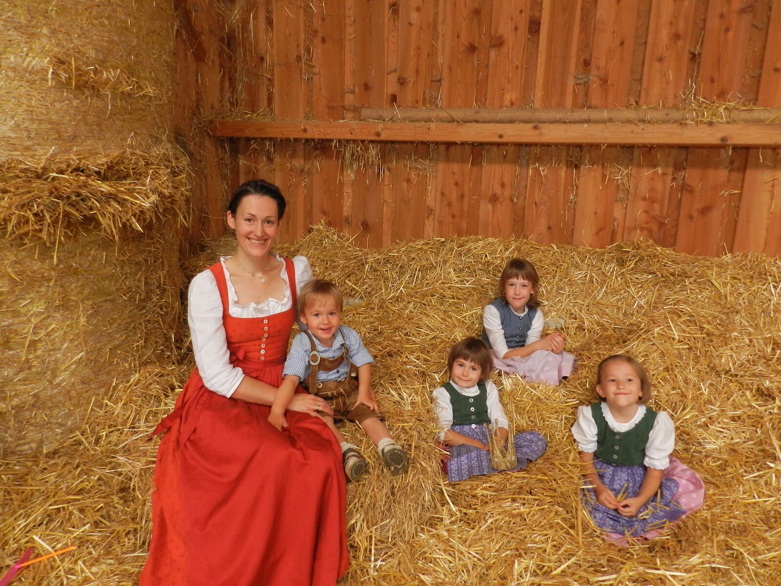 Heukönigin mit Kindern im Heu